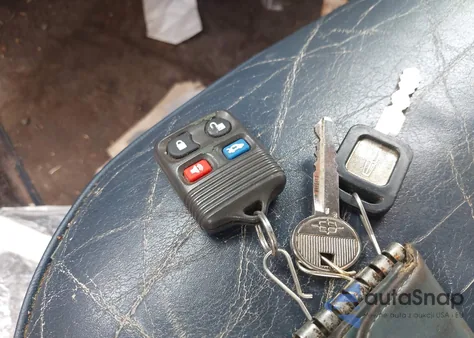 1995 Lincoln Town Car Executive z USA, uszkodzony, nr VIN 1LNLM81W9SY676031